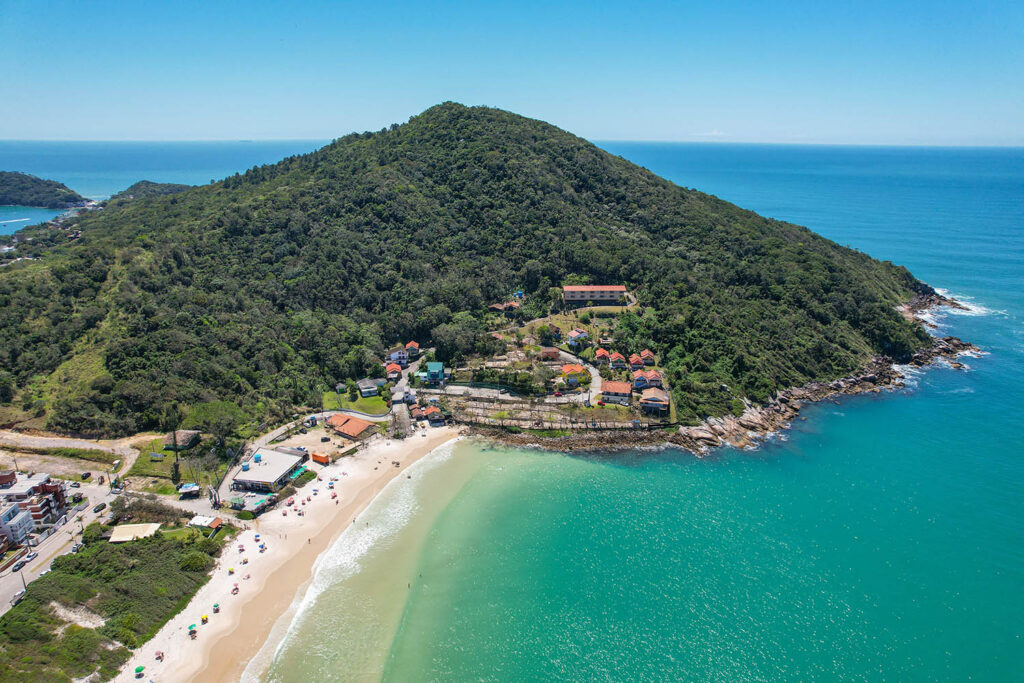 Primavera chegando em Bombinhas: o que fazer e compensa viajar pra lá?